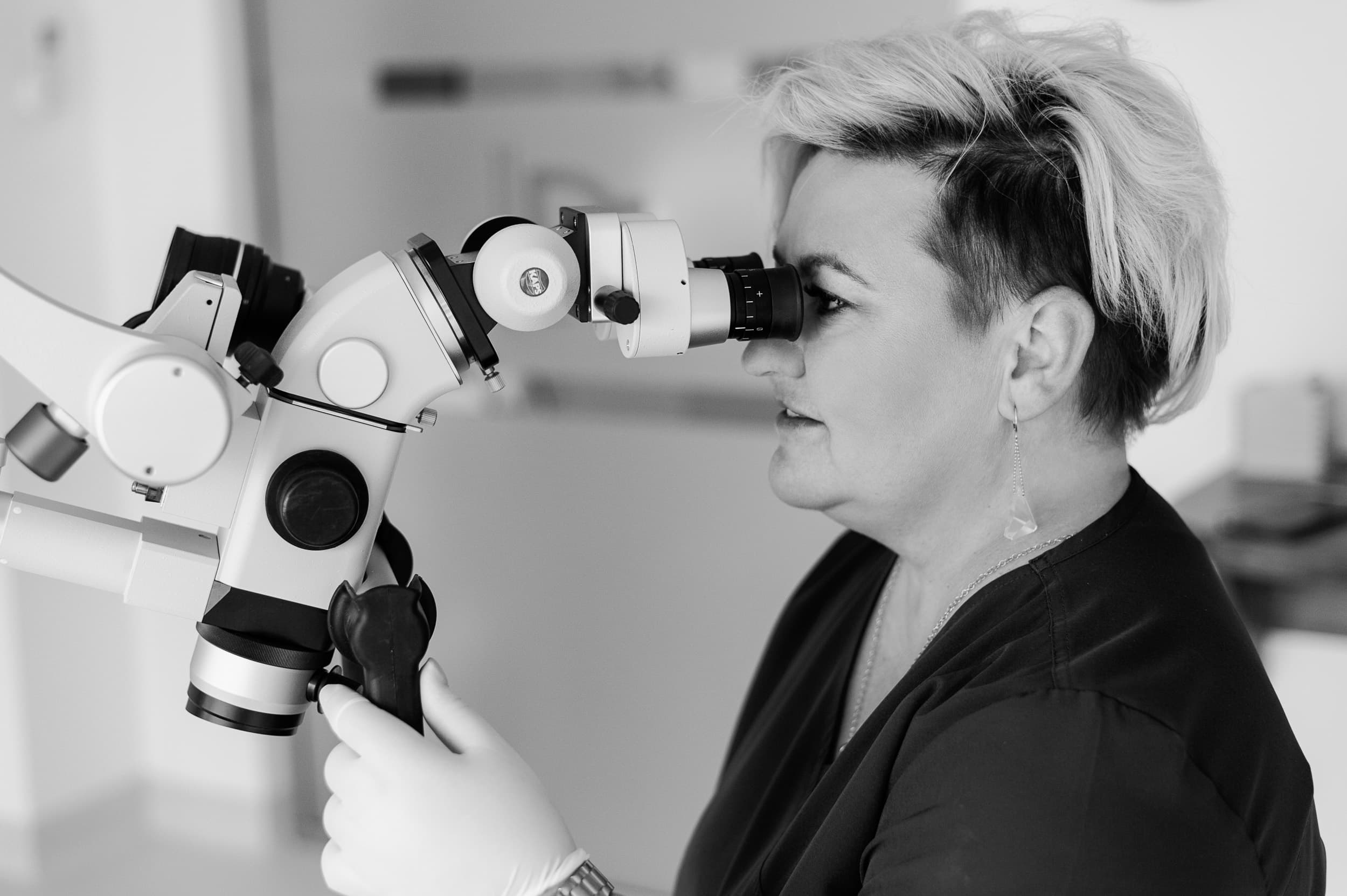 lek. dent. Magdalena Przybysz przy mikroskopie zabiegowym w Laser Dental Clinic