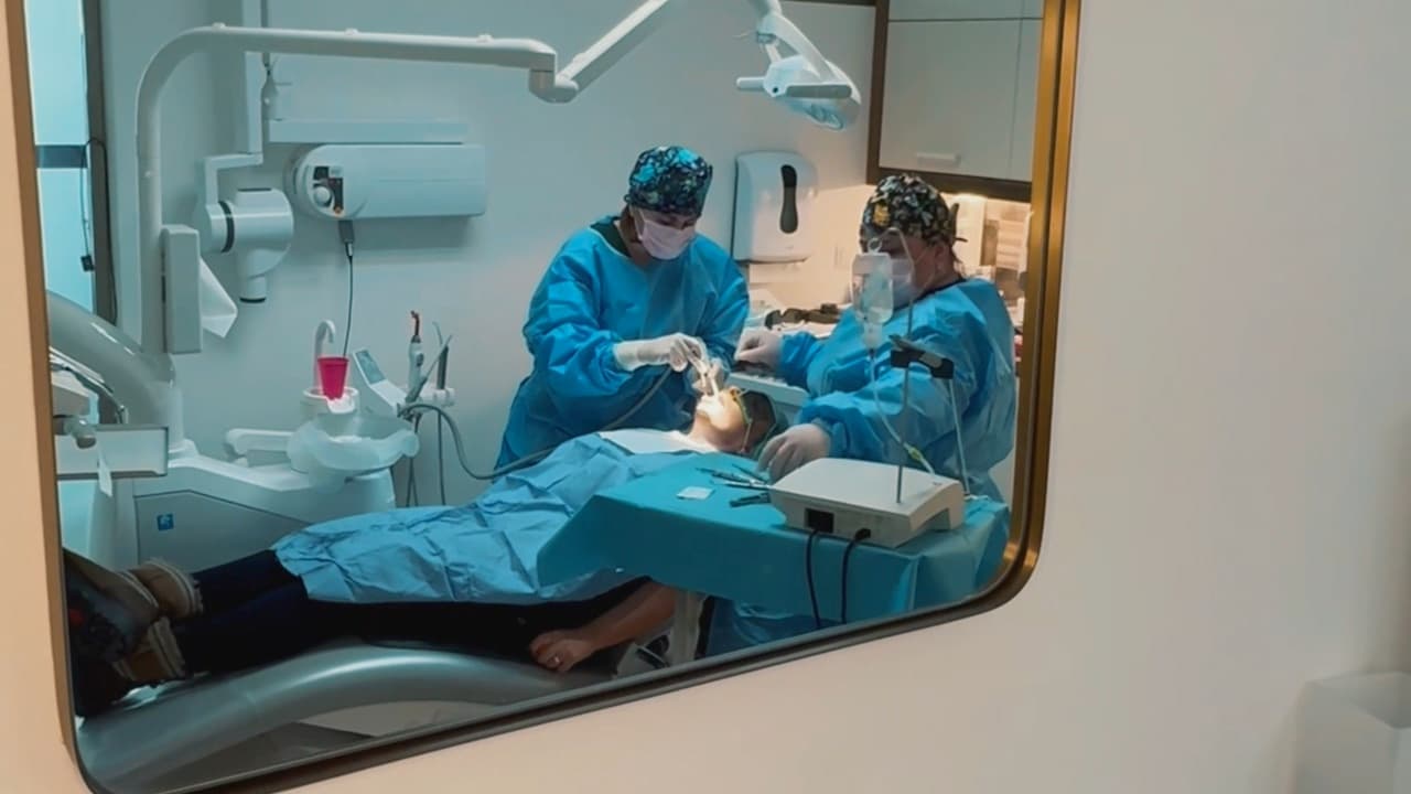 Zabieg w gabinecie Laser Dental Clinic, widok przez szybę
